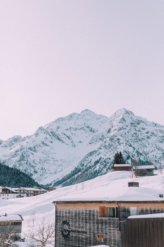 Eine Seminarleiterin spricht vor einer Gruppe von Teilnehmenden.