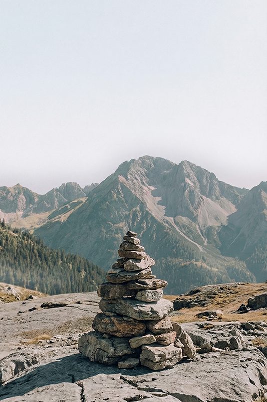 Junge Frau sitzt mit Laptop an einem Tisch.